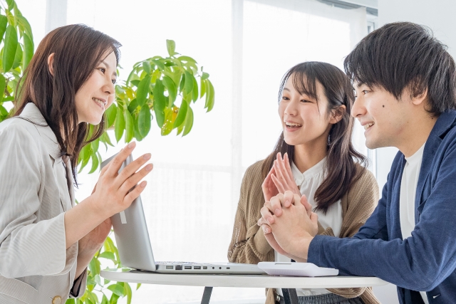 顧客と会話するビジネスウーマン