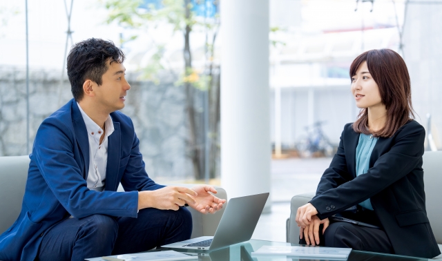 設計士に相談する女性