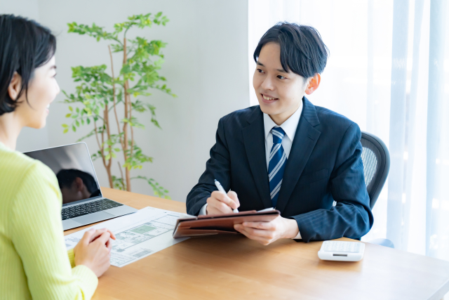 笑顔で顧客と話すビジネスマン