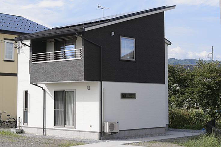 モノトーンな外観の戸建て