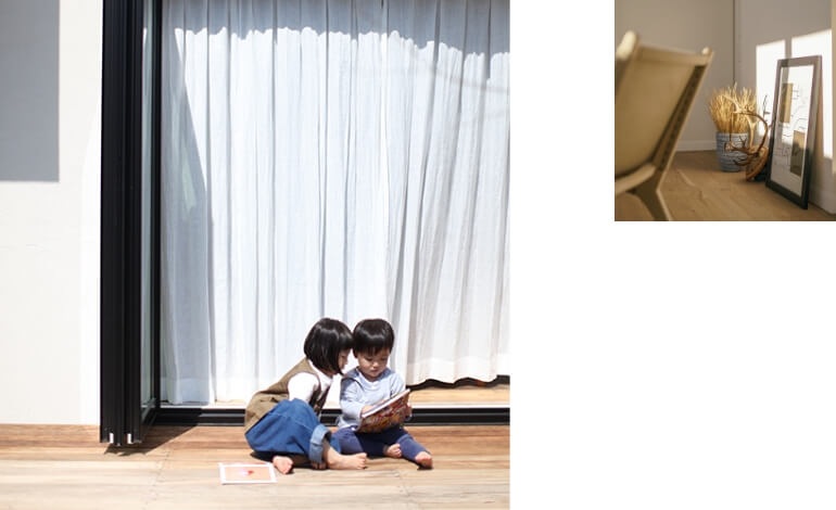 リビングで遊ぶ子どもたち