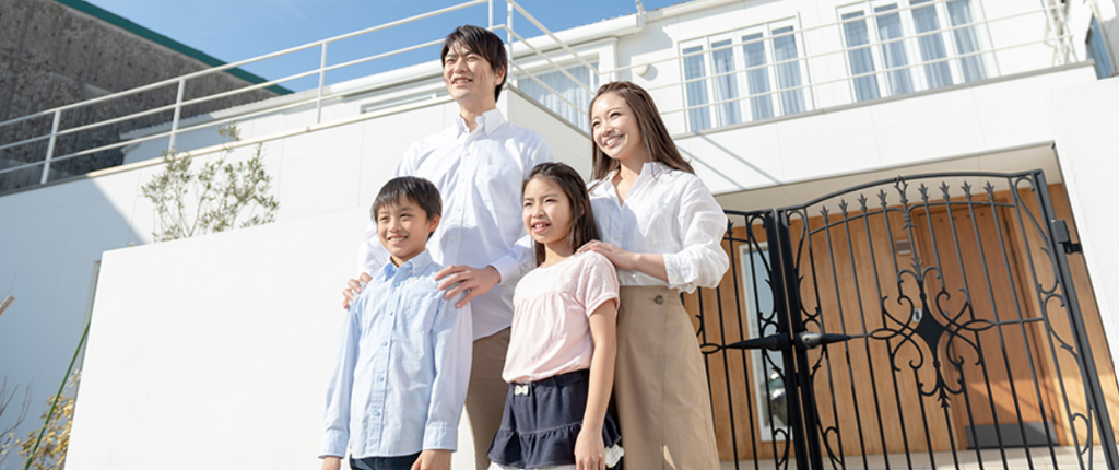 新築の家と4人家族